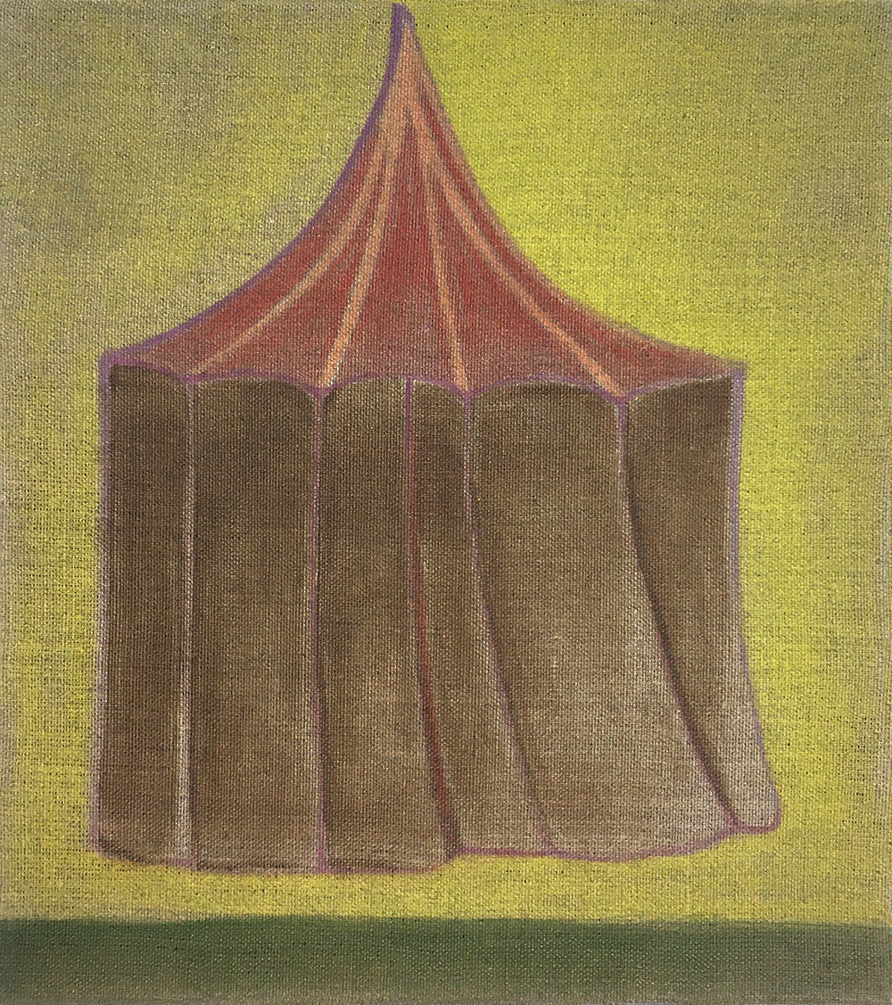 En oljemålning föreställande ett tält i rödaktiga toner mot en gulgrön bakgrund. Tältet är runt med med ett spetsigt tak, liknande ett medeltida tält, cirkustält eller teaterpaviljong. 
