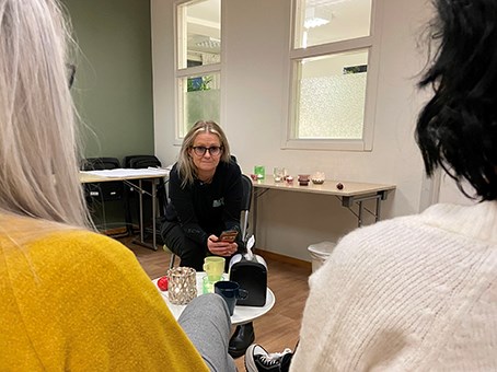 Carola Pettersson vid ett möte med deltagare i stödgruppen på Sidsjö vårdcentral.