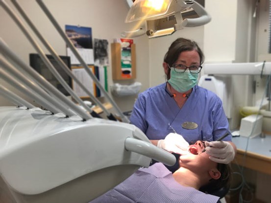 Tandläkare undersöker en patient.