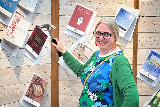 Emma Björk spikar enligt tradition upp sin avhandling i biblioteket på Umeå Universitet och nu på fredag disputerar hon.