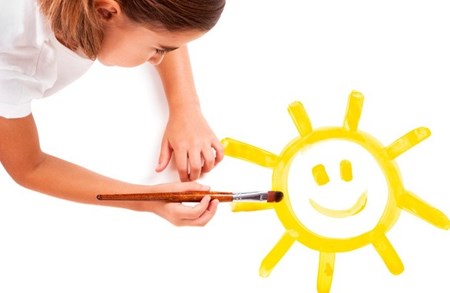 Flicka ritar sol