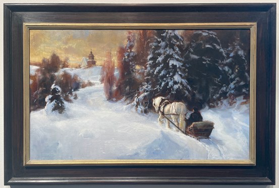 En slädfärd till häst, i vinterlandskap. En vit häst drar en släde och färden går längs en slingrande väg upp mot kyrkan som skymtar längre bort vid horisonten. Solen ligger lågt. 