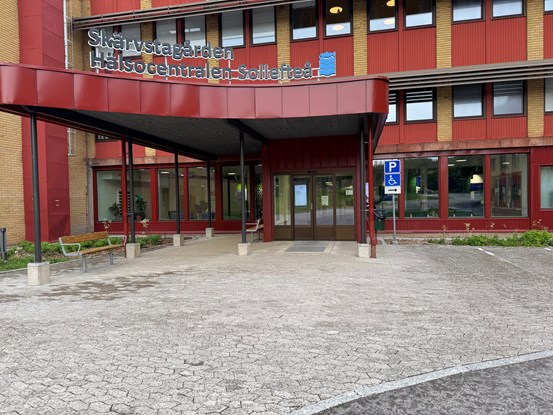 Sollefteå hälsocentrals entré.