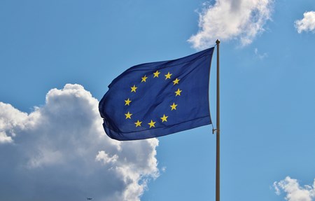 EU-flagga mot blå himmel