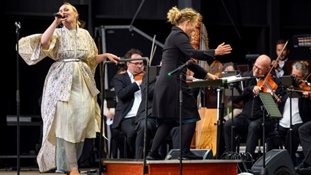 Artisten Monica Mac och Nordiska Kammarorkestern spelar på Naturscen Skuleberget. 