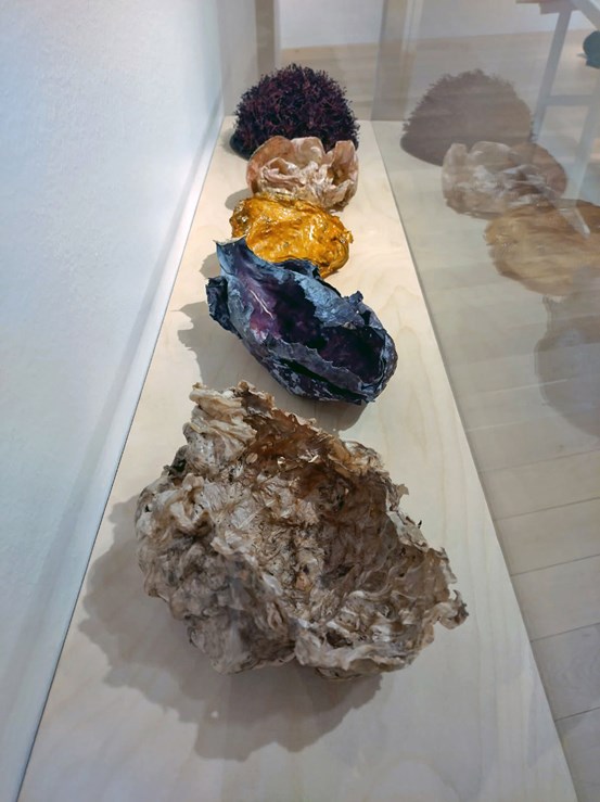 Flera kärl i olika färger och former. 