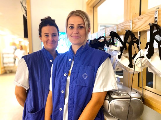 Malin Karlström och Sofia Engblom på infektionsavdelningen i Sundsvall.