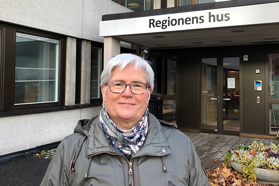 Margareta Norberg står utanför entrén vid Regionens hus