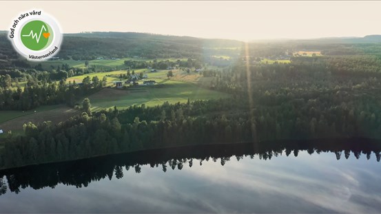 Landskapsbild med älv och skog, över glesbygden i Västernorrland