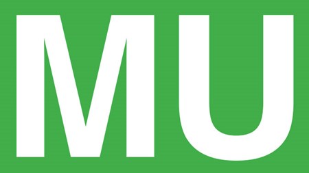 Illustration. Texten "MU" i vitt mot grön bakgrund.