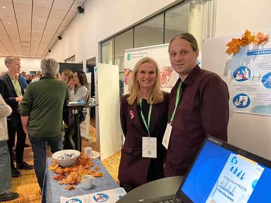 Carina Magnusson och Peder Berg från Kommunförbundet var två av utställarna.