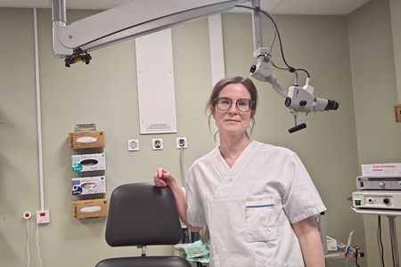Eleonor står i ett mottagningsrum