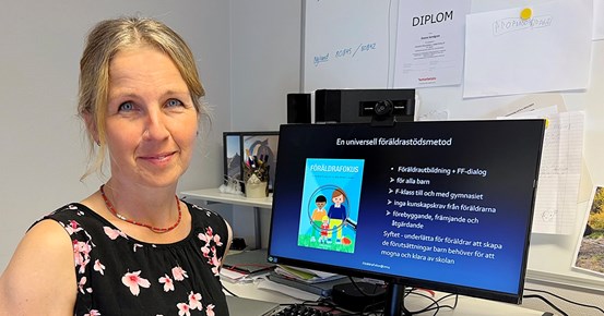 Bild på Anke Zart vid sin arbetsplats