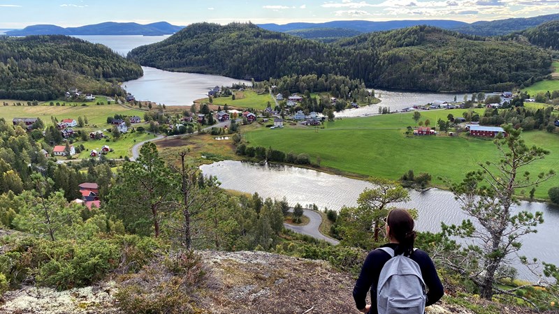 Bild visar vandrare i natur och infrastruktur som bygger länet.