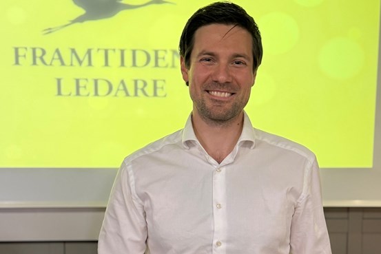 Jonathan Nilsson får pris som framtidens ledare och ler in i kameran. 