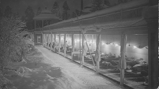 Patienter nerbäddade ute i ligghallarna vintertid.