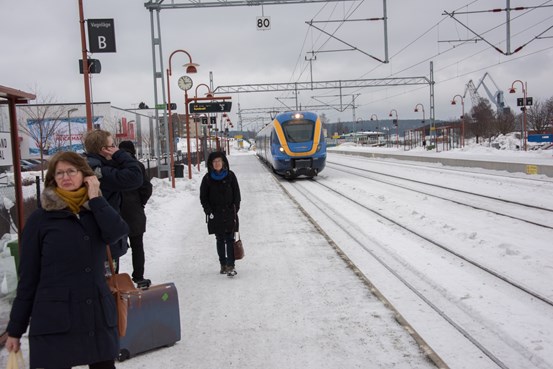 Människor vid tågstation 