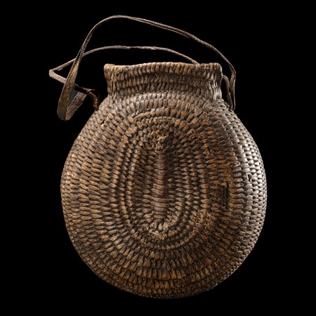 Foto av ett samiskt föremål, en vattenflaska av rottågor.