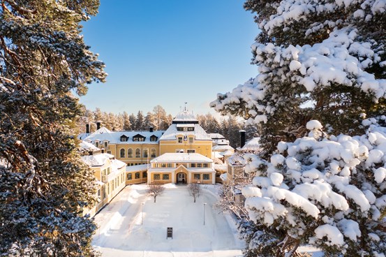 Livsstilsmedicin Österåsens entré täckt i snö och sol