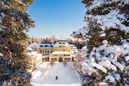 Livsstilsmedicin Österåsens entré täckt i snö och sol