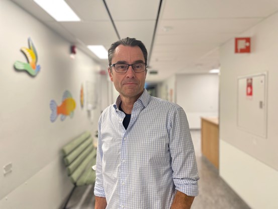 Magnus Sjögren i korridor på ätstörningskliniken