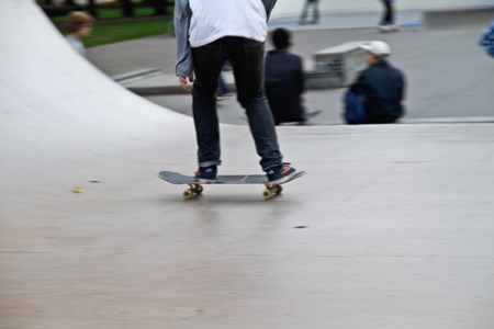 En person som åker skateboard på en skateboardramp.