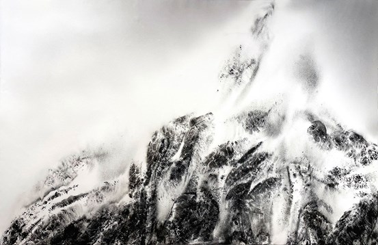 En akvarell, mestadels i gråskala. En bergssida tornar upp sig med moln och dimma runtom. Jord, sten och snö. 