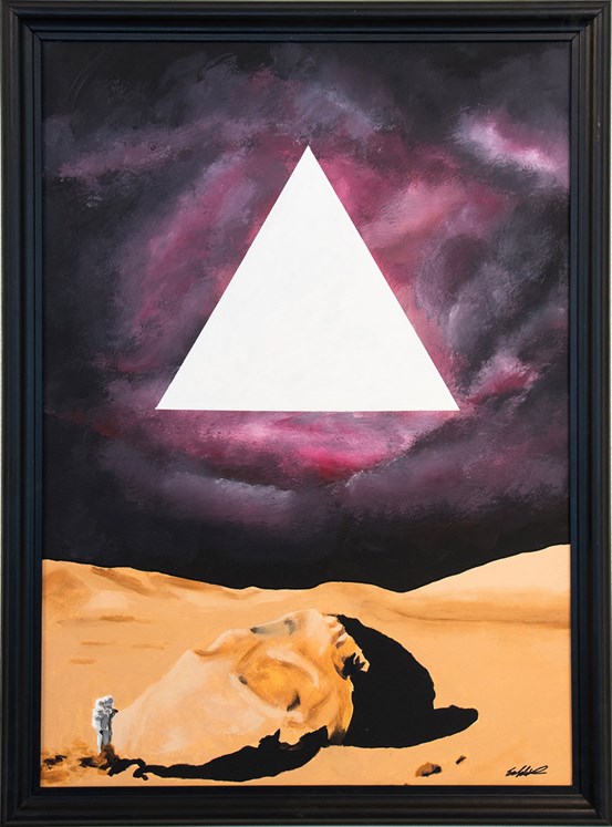 I ett sandöken-liknande landskap står en liten figur, en astronaut. På en dramatisk mörk himmel i lila toner ovanför syns en vit stor yta i form av en triangel. 