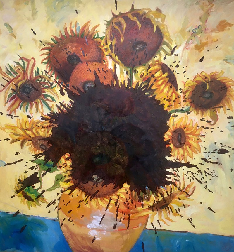 En målning av en vas med solrosor. Den orangegula vasen står på en blå yta, bakgrunden är mestadels gulbeige med skiftningar i andra färger. Mitt på målningen ser det ut som en stor mörk färgblaffa med stänk utåt kanterna på målningen. 