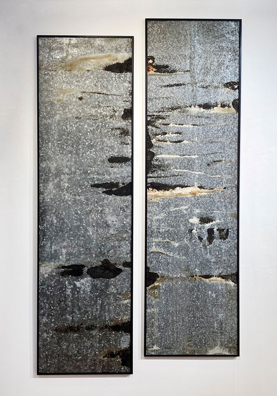 Två avlånga bilder bredvid varandra. Takplåtar som bearbetats. I plåtens gråbruna, skrovliga yta uppstår ett fint skimmer som kan associeras till havsljuset över klipporna. 
