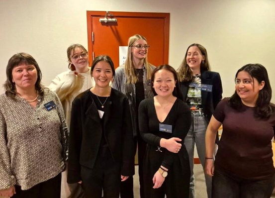 Bilden föreställer Camilla Skoglund, en av de ansvariga för projektet YOUNG tillsammans med sex unga kvinnor som deltar i projektet. 