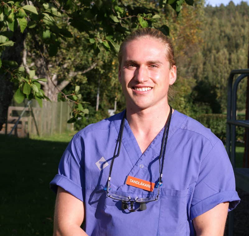 Tandläkare Elias Carlqvist