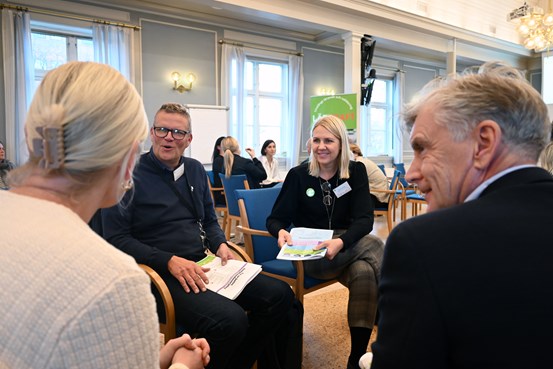 Deltagare som sitter och samtalar med varandra under eventet För en bättre kompetensförsörjning