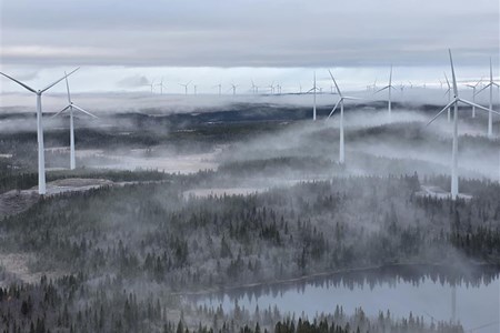 Vindkraftverk syns i horisonten.