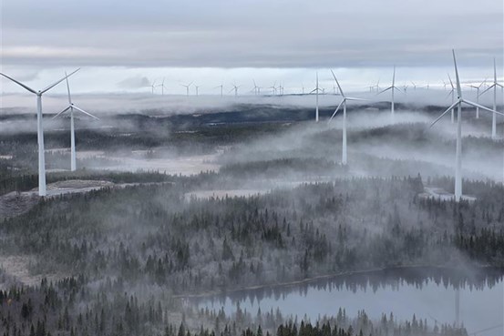 Vindkraftverk syns i horisonten.