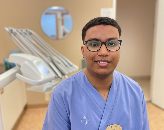Manlig tandhygienist i ett undersökningsrum på Folktandvården i Kramfors.