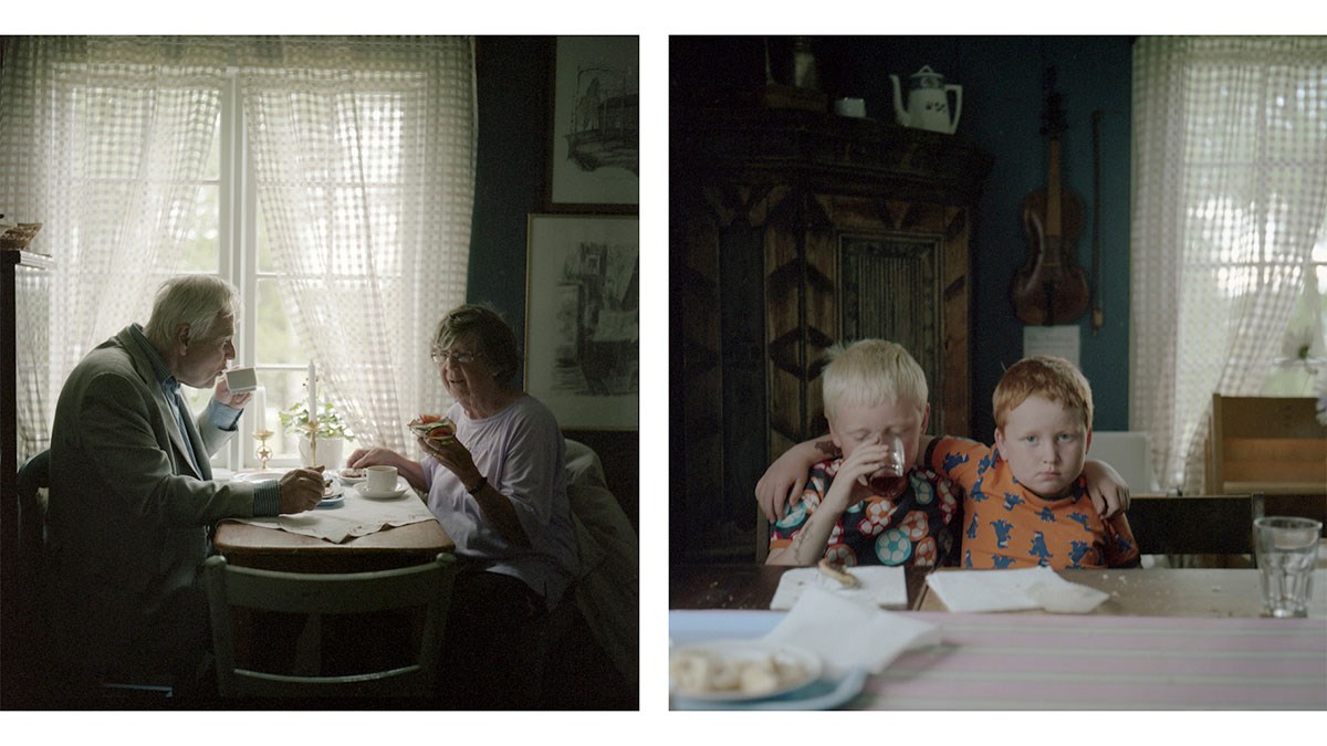 alt='Två foton i färg. Till vänster: Ett äldre par sitter mittemot varandra, mannen till vänster och kvinnan till höger, och fikar vid sitt köksbord framför ett fönster. Mannen håller sin kaffekopp mot munnen. Kvinnan tittar på sin smörgås hon håller i handen. Ljuset faller in genom fönstret och den vita tunna gardinen. Till höger: Två pojkar sitter bredvid varandra, en bordskiva framför. De har lagt varsin arm om varandras axlar. Pojken till vänster har blont kort hår, en svart tröja med färgglatt mönster. Han dricker ur ett glas. Pojken till höger har rött hår och en orange t-shirt med blå Godzilla-liknande figurer. Han tittar rakt mot betraktaren. I bakgrunden syns ett skåp i trä och ett fönster med en vit gardin. '