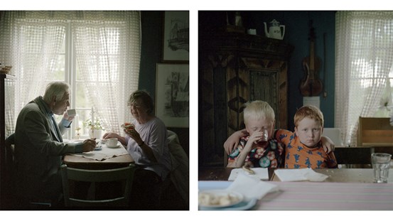 Två foton i färg. Till vänster: Ett äldre par sitter mittemot varandra, mannen till vänster och kvinnan till höger, och fikar vid sitt köksbord framför ett fönster. Mannen håller sin kaffekopp mot munnen. Kvinnan tittar på sin smörgås hon håller i handen. Ljuset faller in genom fönstret och den vita tunna gardinen. Till höger: Två pojkar sitter bredvid varandra, en bordskiva framför. De har lagt varsin arm om varandras axlar. Pojken till vänster har blont kort hår, en svart tröja med färgglatt mönster. Han dricker ur ett glas. Pojken till höger har rött hår och en orange t-shirt med blå Godzilla-liknande figurer. Han tittar rakt mot betraktaren. I bakgrunden syns ett skåp i trä och ett fönster med en vit gardin. 