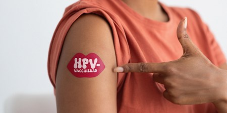 Arm med plåster HPV -vaccinerad