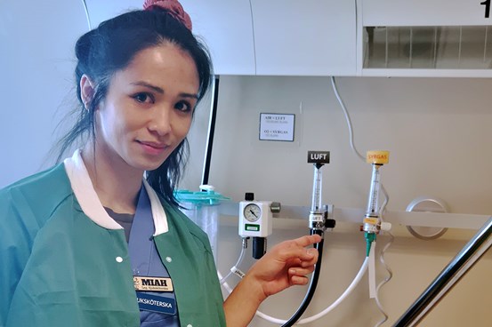 Miah Constantino Hjelm, medicinskteknisk ansvarig sjuksköterska, visar hur den märkta utrustningen nu ser ut.