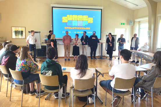 Personer som står och sitter i en ring under invigningen av Summercamp 2024