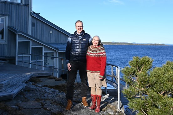 Anders och Ulrika står vid klipporna ute vid havet i Härnösand.