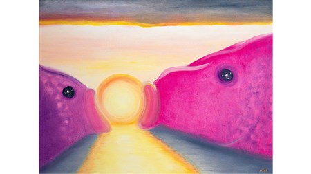 2 stora rosa fiskar håller solen mellan sina munnar. Solskenet speglas i vattnet, himlen är ljus med mörkare yta längst upp. 