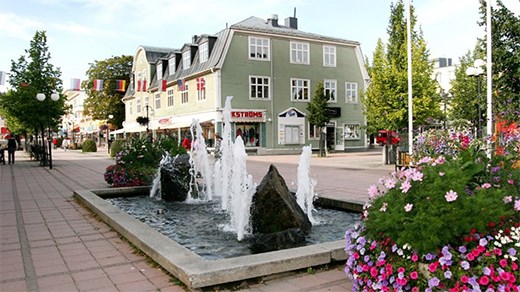 Fontän och hus i Kramfors centrum