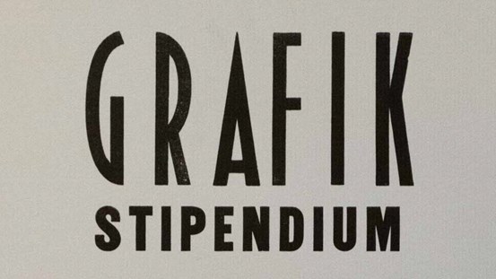 Texten "Grafikstipendium" i svart mot grå bakgrund. 