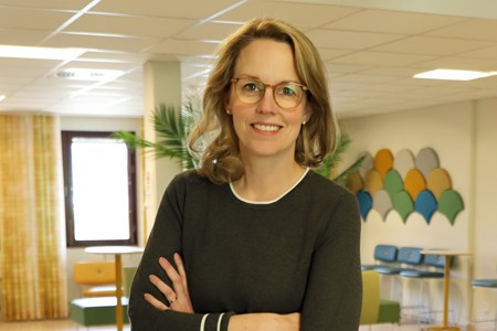 Jenny Edling står på specialisttandvården och tittar i kameran. 