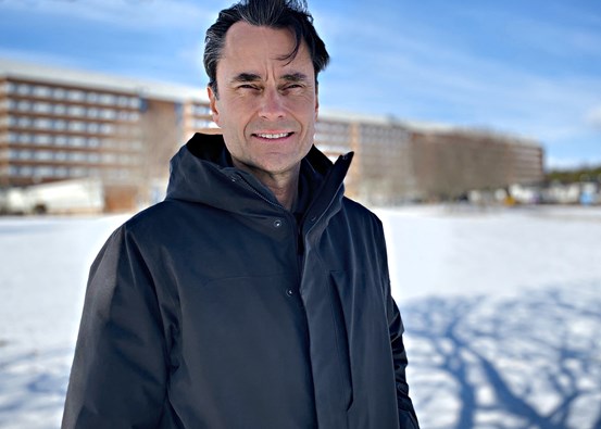 Magnus Sjögren, överläkare och forskare, står framför sjukhuset i Sundsvall