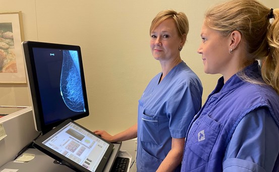 Ingela Johansson och Sara Danielsson, båda röntgensjuksköterskor, är två av elva sköterskor vid mammografienheten.