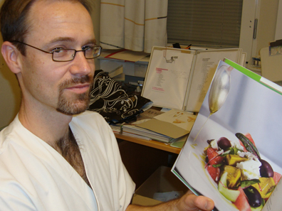 Matfrisk är en allmänbildande och samtidigt attraktiv kokbok av två cancerläkare och en stjärnkrögare.