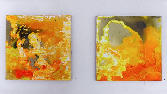 Två kvadratiska målningar, gulmelerade som skiftar mot orange och svart.